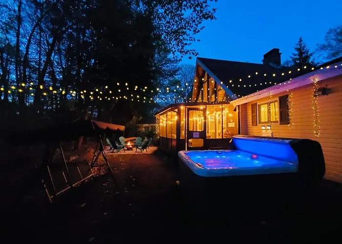 Walk To Pool & Beach - Spacious Gateway, Hot Tub, Game Room
