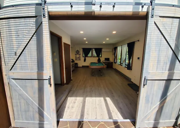 Walk To Pool & Beach - Spacious Gateway, Hot Tub, Game Room