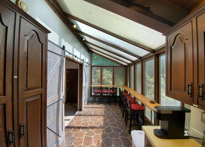 Walk To Pool & Beach - Spacious Gateway, Hot Tub, Game Room