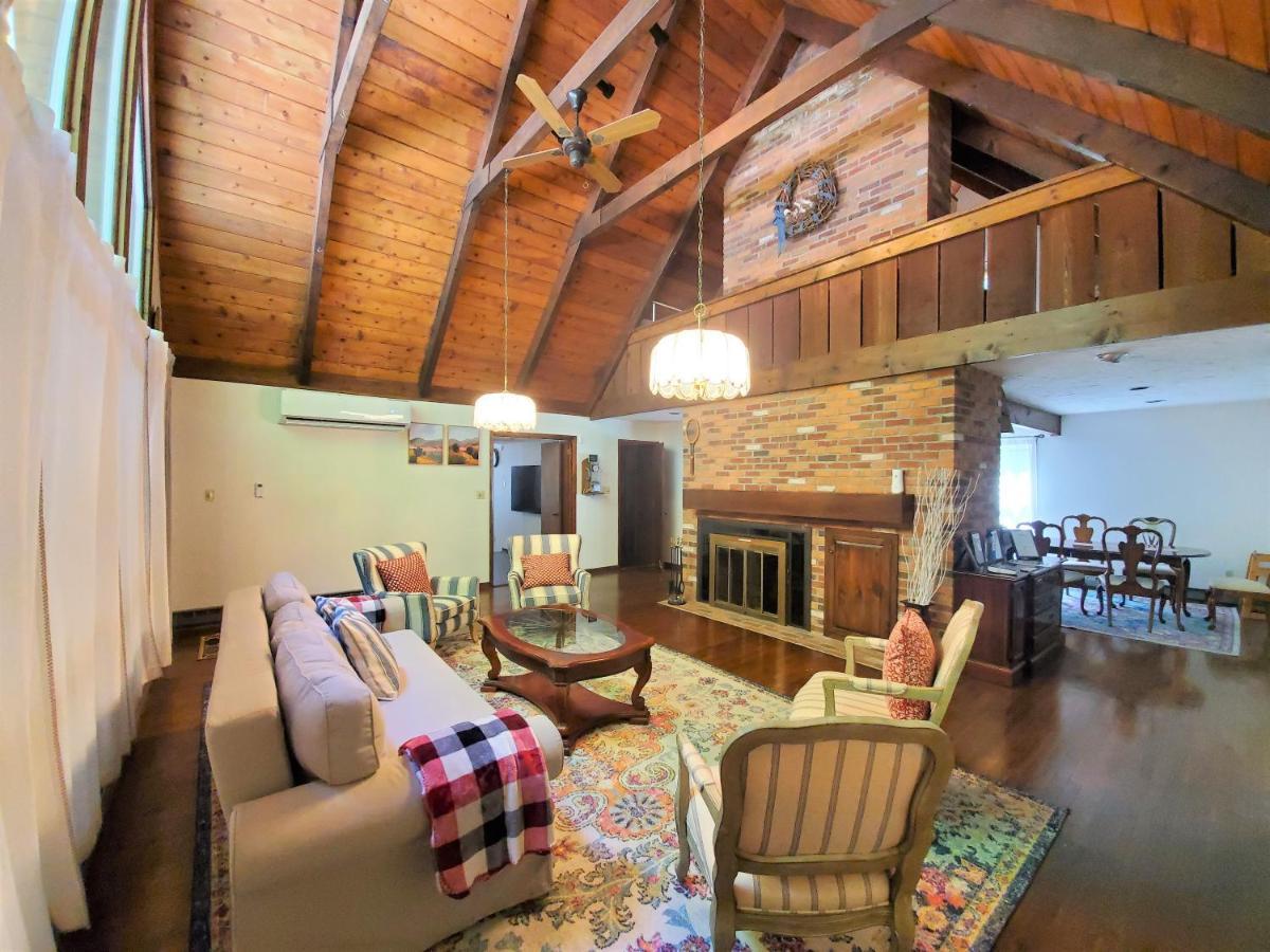 Chalet Walk To Pool & - Spacious Gateway, Hot Tub, Game Pocono Country Place