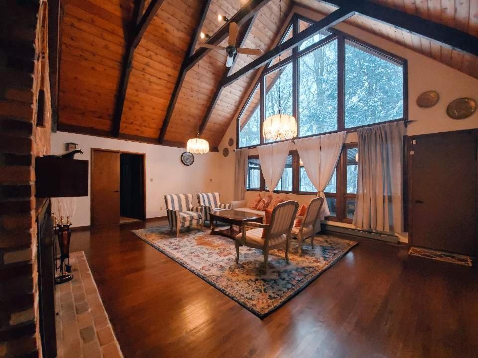 Chalet Walk To Pool & - Spacious Gateway, Hot Tub, Game *