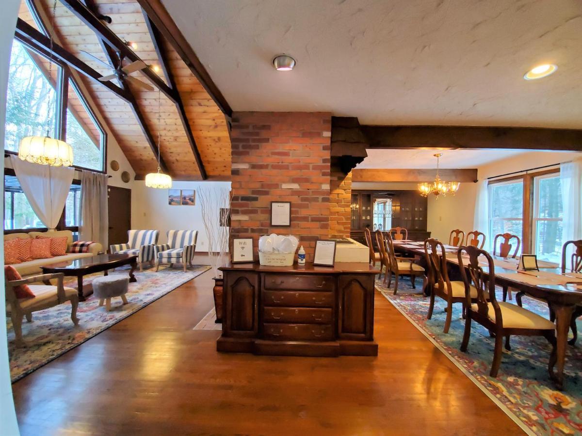 Chalet Walk To Pool & - Spacious Gateway, Hot Tub, Game *