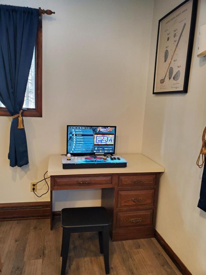 Walk To Pool & - Spacious Gateway, Hot Tub, Game Pocono Country Place