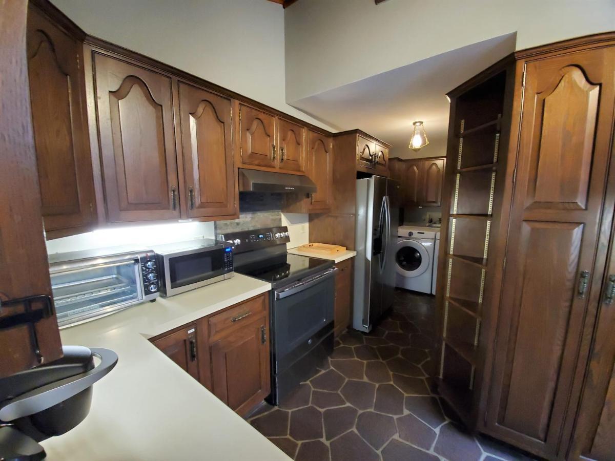 Chalet Walk To Pool & - Spacious Gateway, Hot Tub, Game