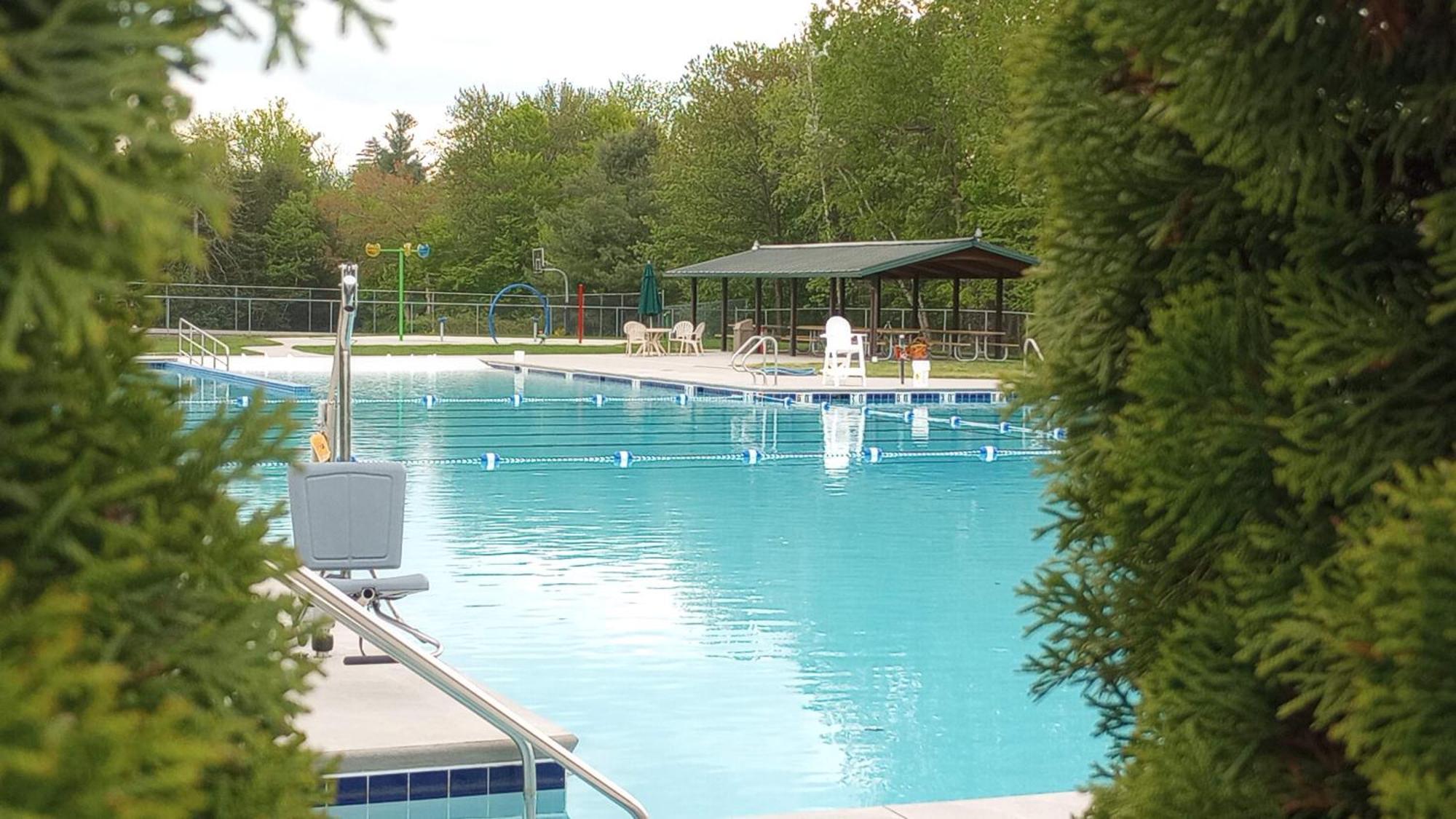 Walk To Pool & - Spacious Gateway, Hot Tub, Game Chalet