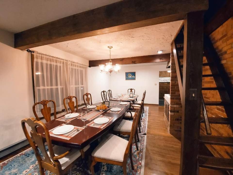 Walk To Pool & - Spacious Gateway, Hot Tub, Game